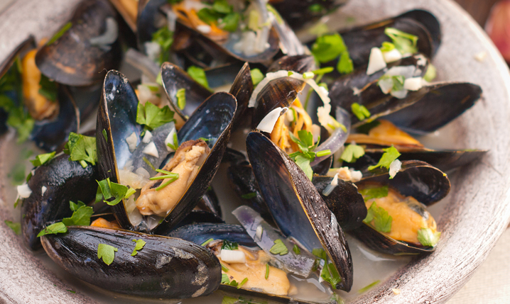 a bowl of cooked mussels